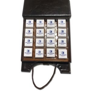 Kendinden Çantalı Ahşap Kutuda 32 Adet Logolu Çikolata