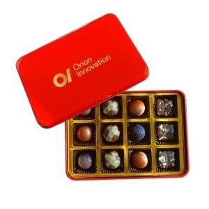 Kırmızı Küçük Boy Dikdörtgen Metal Kutuda 12 adet Spesiyal Çikolata